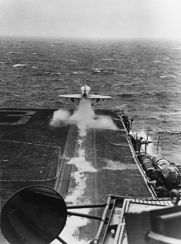 USS Bon Homme Richard (CVA-31) - N438F.jpg :: USS Bon Homme Richard (CVA-31), Aircraft Carrier Attack, Vietnam War - US NAVY PHOTO: A U.S. Navy Douglas A-4E Skyhawk of Attack Squadron (VA) 212 \