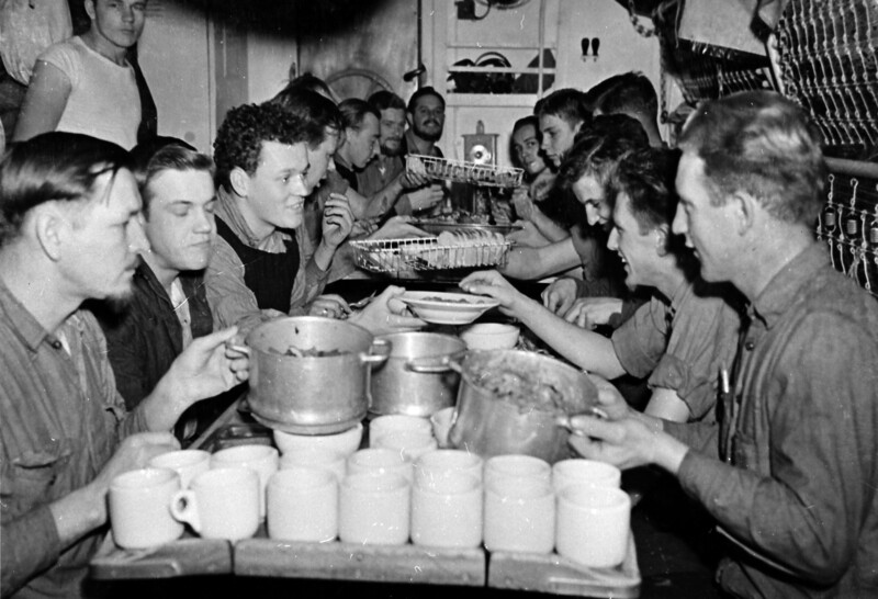 USS Doherty (DE-14) - N10404.jpg :: USS Doherty (DE-14), Destroyer Escort, WW II - US NAVY PHOTO: Activities aboard the USS Doherty (DE-14), crew at chow, 22 May 1944.
