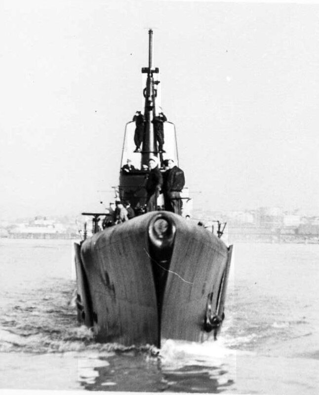 USS Hake (SS-256) - N9477.jpg :: USS Hake (SS-256), Submarine, Attack, WW II - US NAVY PHOTO: Bow view of the USS Hake (SS-256) at Mare Island, CA., Nov 1943.
