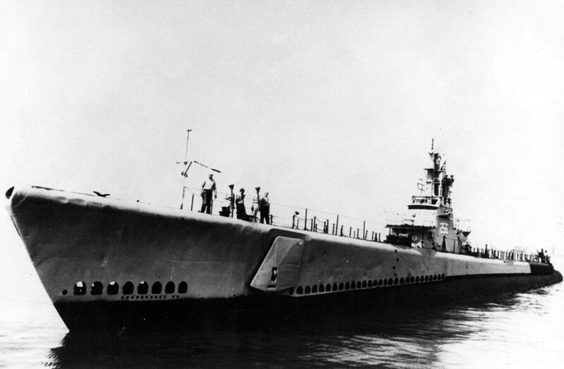 USS Hake (SS-256) - N9477D.jpg :: USS Hake (SS-256), Submarine, Attack, Korean War - US NAVY PHOTO: Portside view of the USS Hake (SS-256), probably in the Delaware Bay as a Reserve Training Ship for 4th Naval District at Philadelphia, PA, circa 1950's, early 60's. Note that all her deck guns have been removed.