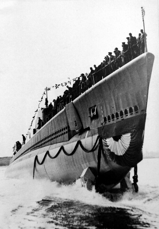 USS Kingfish (SS-234) - N9376C.jpg :: USS Kingfish (SS-234), Submarine - Attack-Fleet, WW II - US NAVY PHOTO: Into the water with hardly a splash goes the huge new U.S. Navy submarine USS Kingfish (SS-234), during launching ceremonies on 2 Mar 1942, in Portsmouth, New Hampshire. The underwater raider is one of the scores of the ocean-going variety fast submarine being added to the U.S. Fleet.
