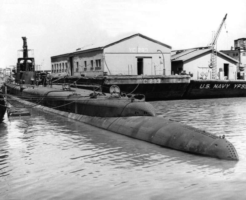 USS Kingfish (SS-234) - N9376L.jpg :: USS Kingfish (SS-234), Submarine - Attack-Fleet, WW II - US NAVY PHOTO: Plan view aft of USS Kingfish (SS-234) off Mare Island on 3 Sep 1944. The barge YC-293 is to her starboard side.