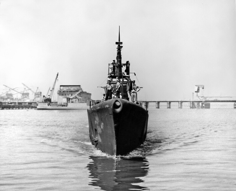 USS Kingfish (SS-234) - N9377D.jpg :: USS Kingfish (SS-234), Submarine - Attack-Fleet, WW II - US NAVY PHOTO: Bow on view of USS Kingfish (SS-234) in the Mare Island channel on 8 Sep 1944.