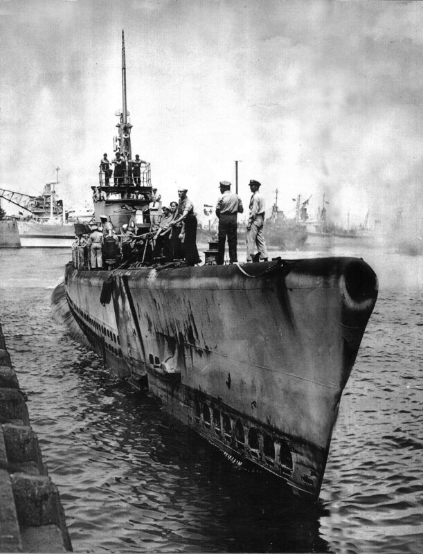 USS Kingfish (SS-234) - N9377F.jpg :: USS Kingfish (SS-234), Submarine - Attack-Fleet, WW II - US NAVY PHOTO: USS Kingfish (SS-234) docking, date and location unknow.
