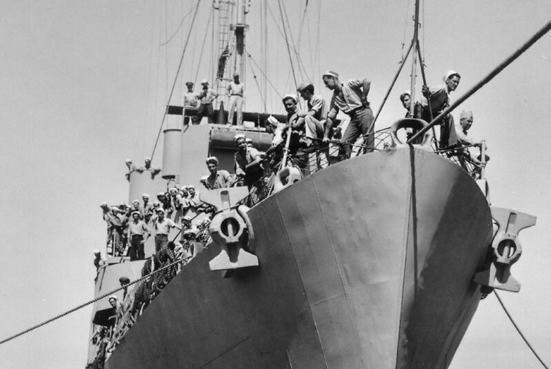 USS Loeser (DE-680) - N12525F.jpg :: USS Loeser (DE-680), Destroyer Escort, WW II - US NAVY PHOTO: The crew of USS Loeser (DE-680) watching an underway drydocking in USS ARD21 with tedious interest, while missing a liberty afternoon in Honolulu, 26 Apr 1945.