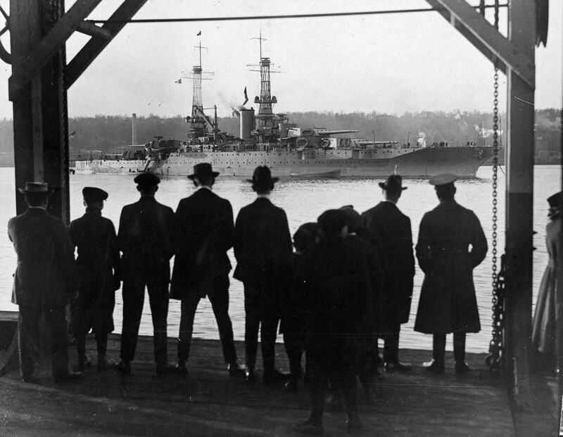 USS Mississippi (BB-41) - N3116E.jpg :: USS Mississippi (BB-41), Battleship, WW I - US NAVY PHOTO: New Yorkers gazing at the USS Mississippi (BB-41) as she lies at anchor in the Hudson River. Red flag & 2 stars of the Junior Rear Admiral flying from the main, 24 Dec 1918.