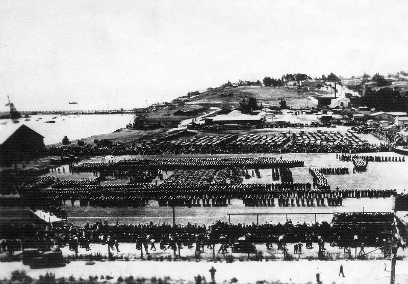 USS Mississippi (BB-41) - N3116M.jpg :: USS Mississippi (BB-41), Battleship, Post-WW I - US NAVY PHOTO: Panoramic photograph of the funeral for the forty-eight officers and men killed when USS Mississippi's (BB-41) Number Two 14-inch Gun Turret burned during gunnery practice on 12 Jun 1924. The ceremony was held at San Pedro, California on 17 Jun 1924.Death List of those men who died aboard USS Mississippi (BB-41) , including five observers from USS New Mexico (BB-40) as a result of an explosion in the turret of the Mississippi at San Pedro, California, 12 Jun 1924. USS Mississippi (BB-41) - Lt Thomas E. Zellers, Ensign Marcus Erwin, Rodney L. Anderson, Clarence T. Bourgeois, Carl C. Caldwell, William G. Cook, Peter A. Flynn, Edward H. Huffman, Bartholomew D. Kiely, William R. Kinney, William F. Lubo, John A.McCormick, Doyle N. Shaw, Andrew J. Sloan,Howard A. Walkup, John L. Woods, Vernob Brumfield, Joseph Berg, Paul H. Cistiansen, Albert Darazio, Paul Green, Cedric Kerr, Floyd B. Kimball, Frank L. Klonowski, George E. Magill, Floyd A. Raymond, Claude N. Sillivan, Brigham F. Smith, William H. Ward, Stephen Beto, George A. Byers,Philip C. Clarke, Frederick G. Ewer, James D. Holliday, Wallace W. Keys, Frank B. King, Albert L. Lawson, Leslie Malone, John D. Sharkey, Stanley J. Skrynas, Bradford W. Smith, Lawerence H. Willlis, Frederick W. Zacharias. USS New Mexico (BB-40) - Ensign William G. McCrea, Norman L. Barbee, Homer S. Hopkins, Ted C. Ragan.