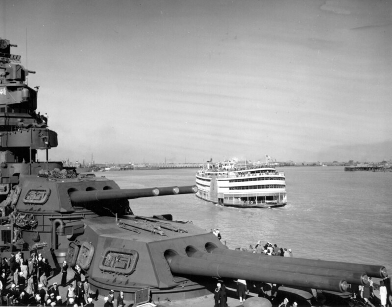 USS Mississippi (BB-41) - N38000L.jpg :: USS Mississippi (BB-41), Battleship, WW II - US NAVY PHOTO: The USS Mississippi (BB-41) on 27 Oct 1945, moored for Navy Day celebrations with the paddle steamer President.