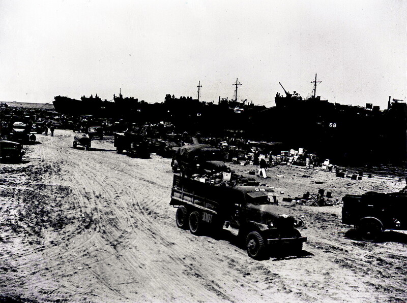 USS Nashville (CL-43) - N25741A.jpg :: LSTs, Invasion of Cape Gloucester, WW II - US NAVY PHOTO: Supplies being unloaded on the beachhead at Cape Gloucester, New Britain. Taken by the USS Nashville (CL-43), 24/26 Dec 1943.