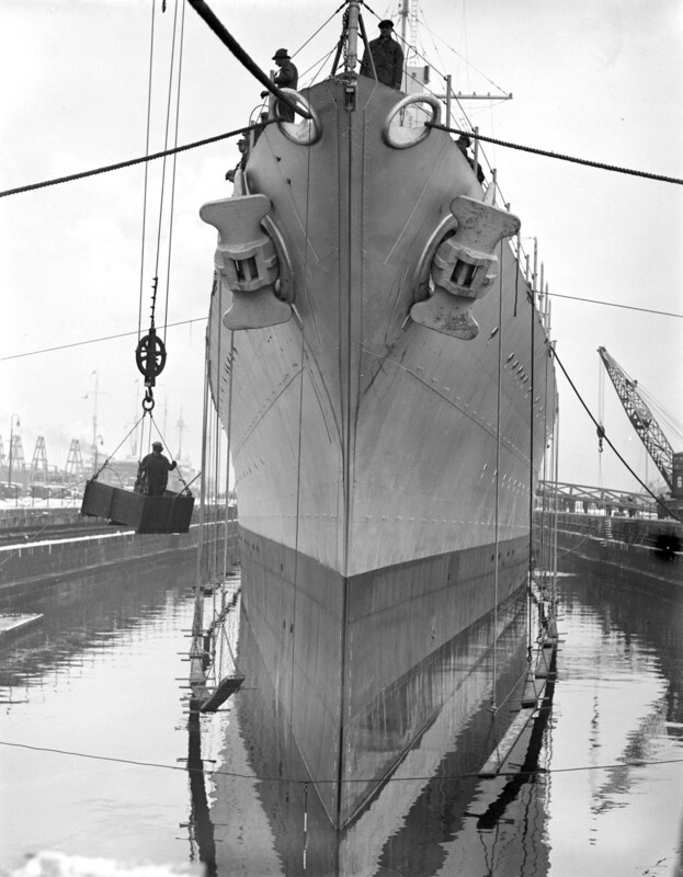 USS Portland (CA-33) - N1743D.jpg :: USS Portland (CA-33), Heavy Cruiser, Post-WW I - US NAVY PHOTO: USS Portland (CA-33) Boston Navy Yard, Dec 1932, prior to commissioning (note the snow on the ground).