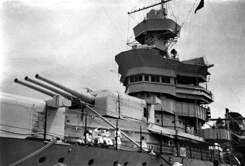 USS Portland (CA-33) - N1743G.jpg :: USS Portland (CA-33), Heavy Cruiser, Post-WW I - US NAVY PHOTO: USS Portland CA-33), docked at the South Brisbane wharves, while on a goodwill visit to Brisbane by the U.S. Navy, 25 Mar 1941. This was the first visit of an American Naval Squadron to Brisbane during World War II . This was prior to the Japanese invasion of Pearl Harbor in Dec 1941.