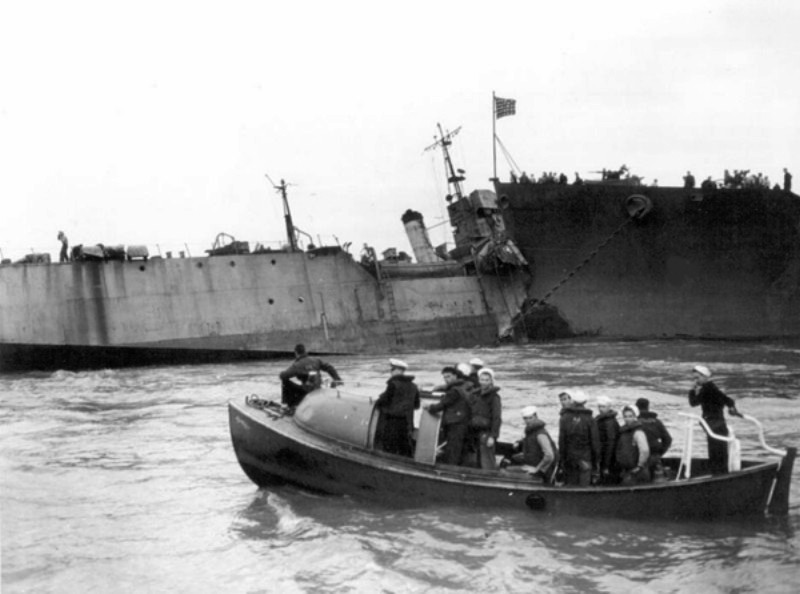 USS Saint Paul (CA-73) - N1912C.jpg :: USS Saint Paul (CA-73), Heavy Cruiser, WW II - US NAVY PHOTO: USS Saint Paul (CA-73) with the Chinese landing ship No.144 impaled on her bow while at anchor in the Whangpoo River, Shanghai, China, 21 Dec 1945. The landing ship, a former Japanese vessel, recently handed over to China, apparently went out of control and wedged against Saint Paul's bow and anchor chain. The landing ship was cleared away from Saint Paul within a few hours, with assistance from USS ATR 87 and USS Seize (ARS 26). Damage to Saint Paul was negligible, but the landing ship was apparently fatally damaged.