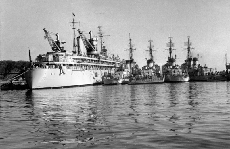 USS Southerland (DD-743) - N7112B.jpg :: USS Southerland (DD-743), Destroyer, Vietnam War - US NAVY PHOTO: USS Dixie (AD-15) with the USS Southerland (DDR-743), USS Samuel L. Moore (DD-747), USS Rowan (DD-782) and USS Gurke (DD-783) alongside in Yokosuka, Fall 1959.