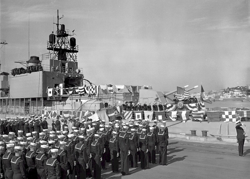 USS Southerland (DD-743) - N7112G.jpg :: USS Southerland (DD-743), Destroyer, Vietnam War - US NAVY PHOTO: USS Southerland (DD 743) Change of Command, CDR William Lee Hough (left) is relieved by LCDR RIchard James Skinner at Mare Island on 18 Jan 1964.