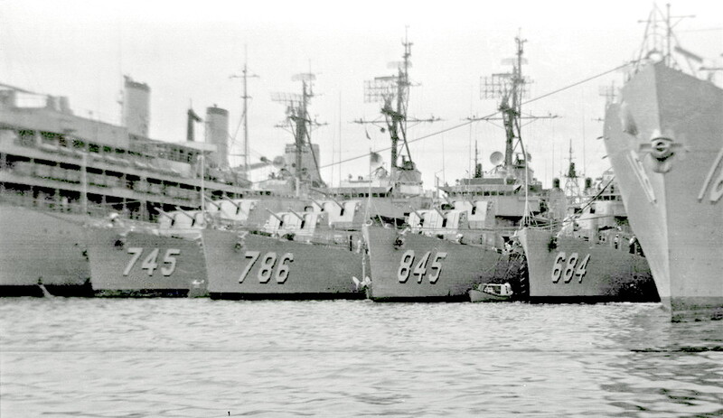 USS Wedderburn (DD-684) - N6594M.jpg :: USS Wedderburn (DD-684), Destroyer, Vietnam War - US NAVY PHOTO: USS Brush (DD-745), USS Richard B. Anderson (DD-786), USS Bausell (DD-845), USS Wedderburn (DD-684) and USS Worden (DLG-18) nested with an unknown tender in Subic Bay, late Jan 1966.
