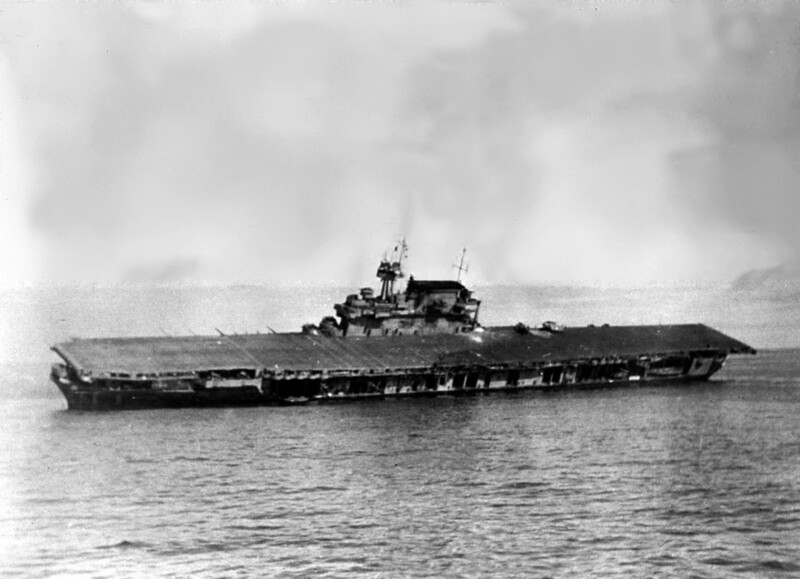 USS Yorktown (CV-5) - N226A.jpg :: USS Yorktown (CV-5), Aircraft Carrier, WW II - US NAVY PHOTO: USS Yorktown (CV-5) sinking after she had been hit by Japanese dive bombers using Type 91 aerial torpedoes, shortly after noon on 4 Jun 1942, Battle of Midway.