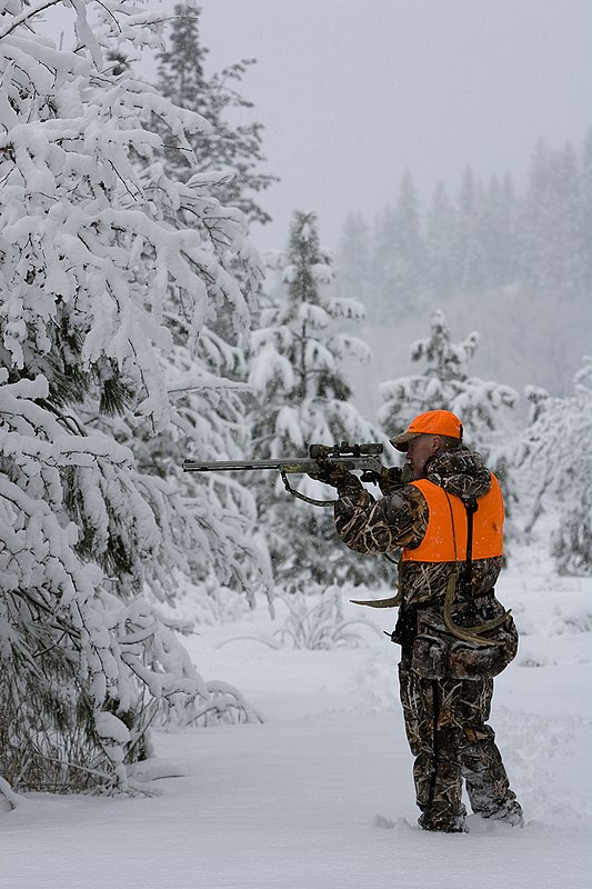 ©TC-Muzzleloader Hunter In Snow-D90008-00468.jpg
