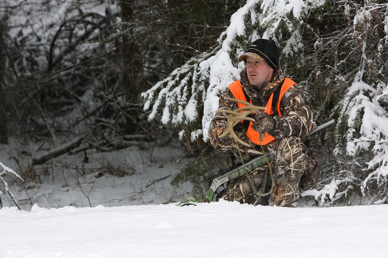 ©TC-Muzzleloader Hunter In Snow-D90008-00478.jpg