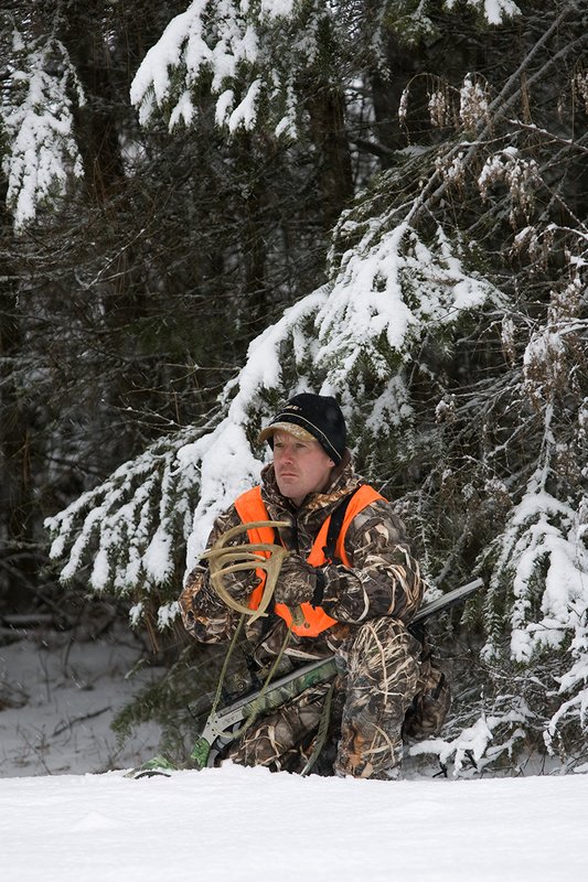 ©TC-Muzzleloader Hunter In Snow-D90008-00492.jpg