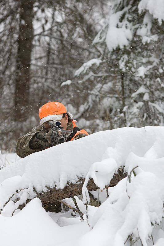©TC-Rifle Hunter in Snow-D089999-00344.jpg