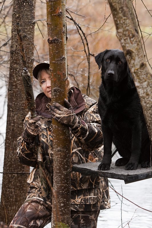 TC-Hunt-Women Waterfowl-D90081-00118.jpg :: Women Hunting Waterfowl in Flooded Timber, Advantage MaX-4HD Camo, Black Lab dog on platform