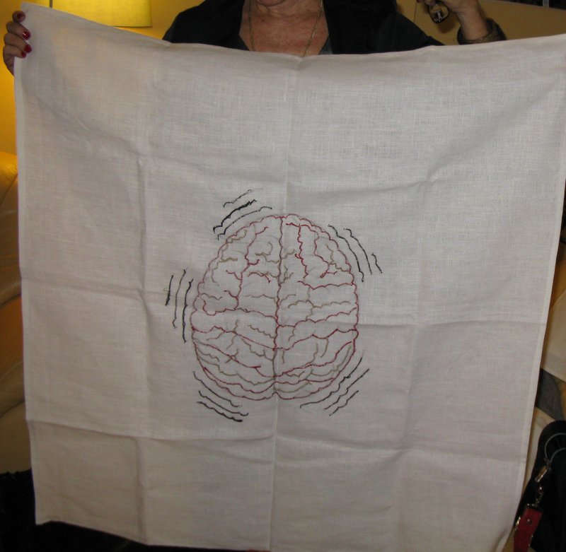 IMG_1205.jpg :: 0/11/2008 
IL MATTINO NAPOLI


Pasquale Esposito Un ricamo, dieci ricami, per ricordare un anniversario che ha segnato la storia del territorio campano, e la vita di tanta gente. Domenica alle 19, più o meno l’ora in cui si scatenò (era domenica anche allora, il 23 novembre 1980) la forza della terra che causò lutti e danni in Irpinia, in Lucania, nel salernitano, a Napoli, sarà inaugurata a Largo Baracche, ai Quartieri Spagnoli, una singolare mostra - «Terremotus femminile» - promossa dall’associazione culturale Sabu e curata da Virginia Ryan, l’artista australiana. La Ryan - dopo il progetto «Intransitu» nel quale ha coinvolto un gruppo di ricamatrici di Muro Leccese - ha raggiunto Napoli dando vita a una seconda tappa del suo progetto: pianificare l’esperienza femminile attraverso la mano, l’occhio e la voce. Insieme alla mostra, infatti, verrà presentato anche un ambiente sonoro curato da Steven Feld. Dopo il «Terrae motus» di Lucio Amelio, al cui appello risposero i più importanti artisti della scena internazionale che realizzarono una serie di opere divenuta un’importante collezione ora alla Reggia di Caserta, arriva questa versione femminile a testimoniare una sensibilità viva, ventotto anni dopo, di quel triste momento: altre circostanze, altre tecniche, altra statura, ma uguale la voglia di interpretare quel momento. Per sei mesi sono state al lavoro nove donne dei Quartieri, le quali hanno portato a termine, nel luogo (il rifugio anti-aereo di Largo Baracche) che domenica diventa galleria di esposizione, dieci ricami su tessuto, in mostra insieme alle fotografie delle autrici: «Ogni lavoro - afferma Virginia Ryan - rappresenta un’esperienza avuta da queste donne, che nel presente o anche nel passato hanno vissuto situazioni di difficoltà, o felicità, o semplice voglia di esprimere la propria fantasia. Io lavoro in collaborazione con Steven Feld, antropologo e musicista, e con gruppi di donne che cuciono, tessono e ricamano le loro storie in risposta ad una particolare idea, emozione, evento. Il mio lavoro riguarda tutto ciò che concerne la memoria, l’identità, il territorio». Le artiste sono Anna De Angelis («Cuore Sacro»), Uga Baldini («Farfalle»), Laura Bismuto («Fiori»), Angela Costa («Forze indomabili»), Cristina Costa («Volto di Madonna»), Irene Esposito («Diagramma»), Rosaria Esposito («Cervello»), Carmela Fusco («Sole e Luna»), Francesca Ruffo («Carrozzina» e «Vincenzomaria»): «Nove donne per dieci opere che - sottolinea la Ryan - non avevano mai lavorato insieme. Hanno realizzato dieci terremoti interni. Sia io che Feld riteniamo giusto ringraziare Pietro Tatafiore, Massimiliano Esposito e in particolare Giuseppe Ruffo, e cioè l’associazione culturale Sabu, per questa possibilità di realizzare questo evento così singolare». E che ha il merito di portare attenzione ad un territorio ricco di fermenti culturali, oltre che di problemi sociali e civili. «Mentre le donne lavoravano dando voce all’autorità della loro esperienze - ricorda l’antropologo musicista Feld - sopra di noi, in superficie, intorno a noi, il trapano dei lavoratori, il continuo passare dei motorini, i bambini che giocano, il riverberare della vita che prende piede, imprimono nuove vibrazioni acustiche nel tetto e nei muri di un palazzo dove ogni mattone vibra di memorie, di paure, di riparo». Suggestioni dei Quartieri, suggestioni dell’arte. 


