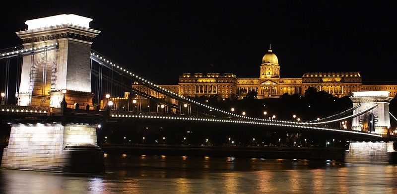 Budapest nighttime.jpg