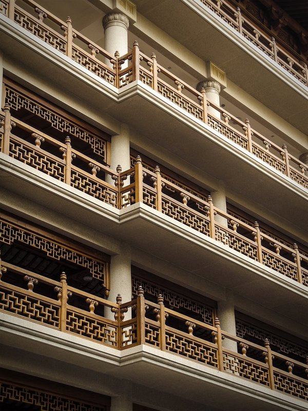 5624 Shanghai temple railings.jpg