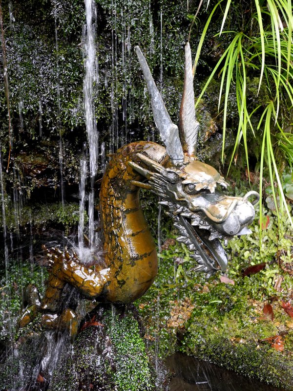 Bronze Dragon Fountain.jpg :: Japan 2011