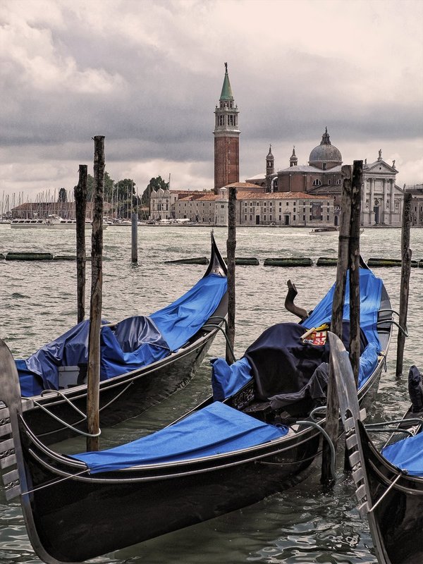 Gondolas on the Venetian Grand Canal.jpg :: Gondolas on the Venetian Grand Canal