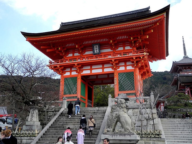 Kiyomizu-temple-entrance-0703.jpg