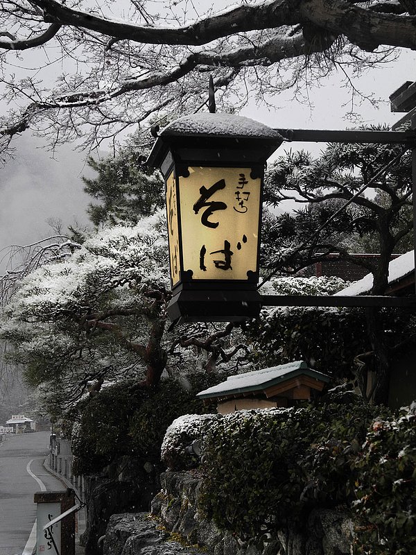 Lamp-in-the-snow-Kyoto.jpg