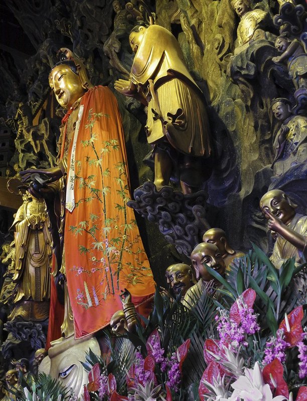 Shanghai Longshan temple statues.jpg