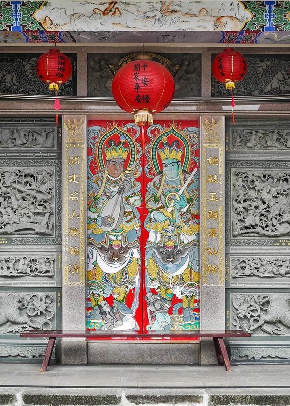 Taipei Huiji Temple doors.jpg