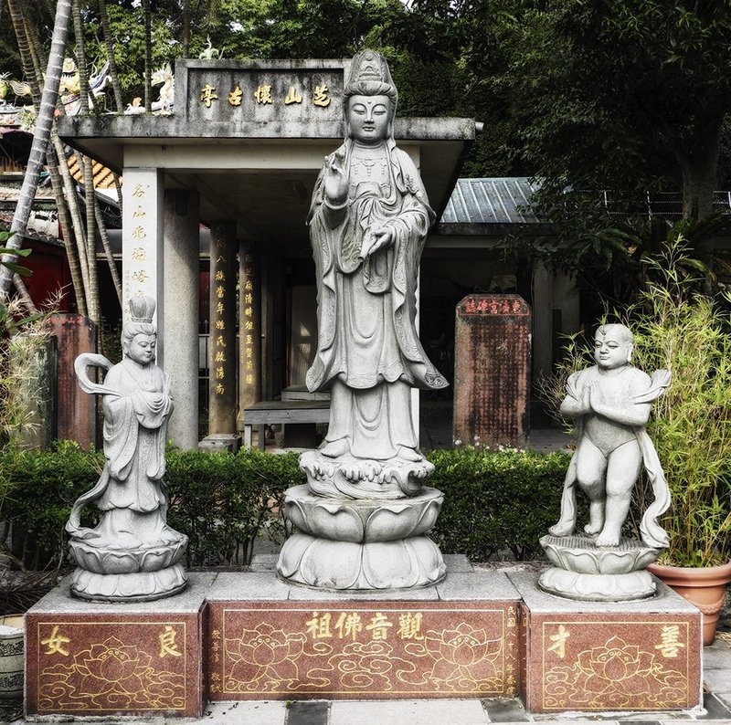 Taipei Huiji Temple statues.jpg