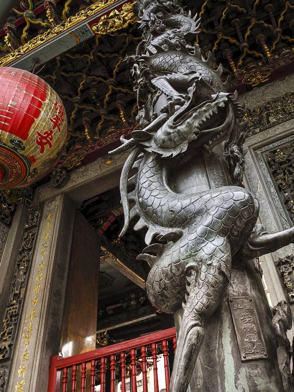 Taipei Longshan temple dragon column.jpg