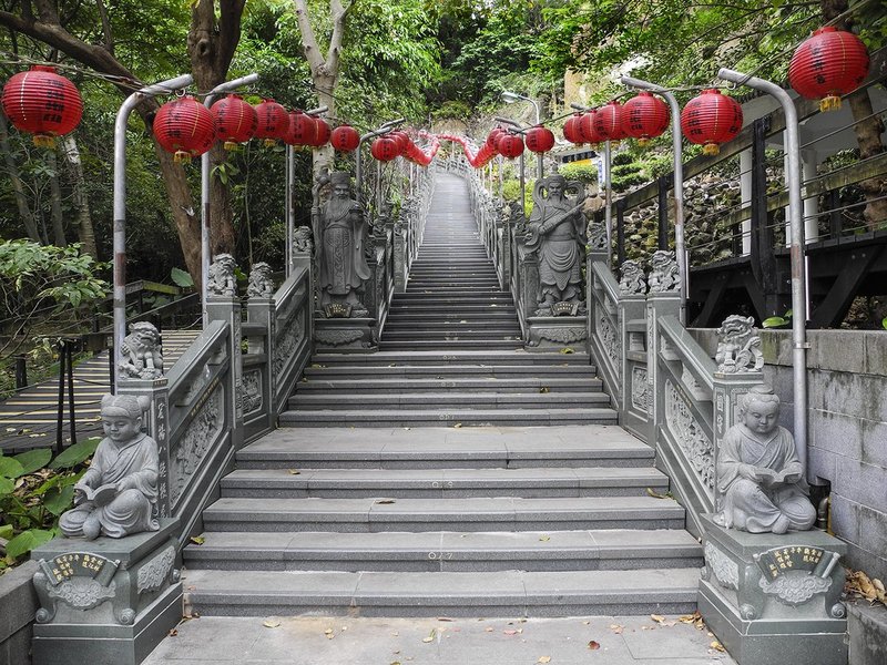 Taiwan Huiji Temple entrance.jpg