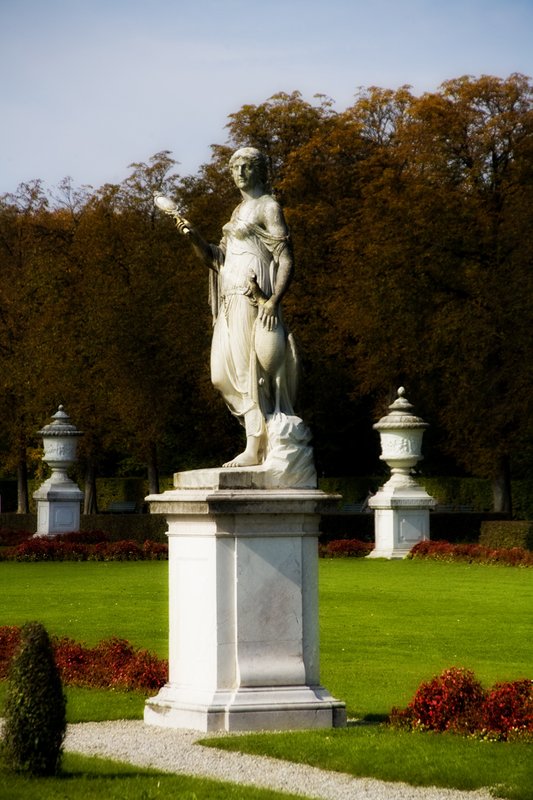 female statue Munich.jpg