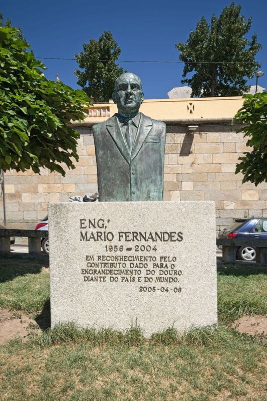DC 22-0654-185.jpg :: Saga Douro River Cruise, Porto to Regua Lamego, River Douro: Peso da Régua, Vila Real District.  Statue of  Mário Fernandes, the first director of IND - Instituto de Navegabilidade do Douro. Installed in 2008 Photo taken 30/08/2022