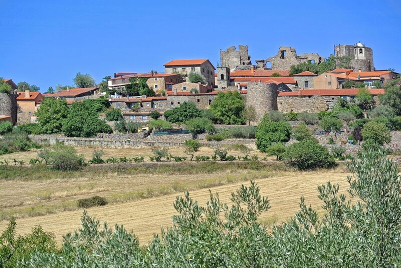 DC 22-0791-006.jpg :: Saga Douro River Cruise, Barca d'Alva, Castelo Rodrigo: From its lofty hilltop position, the small historical village of Castelo Rodrigo looks down over the plateau stretching eastwards to Spain and northwards to the deep valley of the River Douro. According to tradition, it was founded by Alfonso IX of León, in order to be given to Count Rodrigo Gonzalez de Girón, who repopulated it and gave it its name. With the Treaty of Alcanices, signed in 1297 by D. Dinis, poet and king of Portugal, it came into the possession of the Portuguese crown. Photo taken 31/08/2022