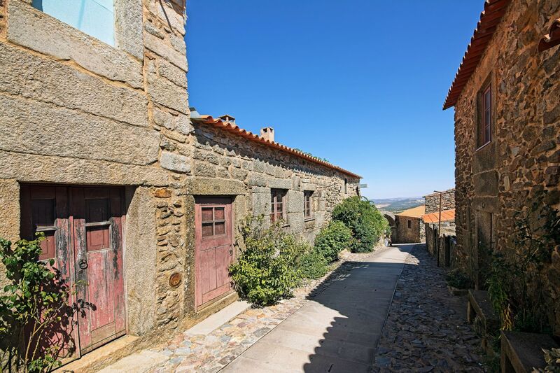 DC 22-0791-022.jpg :: Saga Douro River Cruise, Barca d'Alva, Castelo Rodrigo: Old stone houses and narrow street in the ancient town of Castelo Rodrigo. Photo taken 31/08/2022