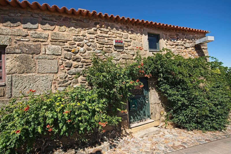 DC 22-0791-023.jpg :: Saga Douro River Cruise, Barca d'Alva, Castelo Rodrigo: Old stone houses and narrow street in the ancient town of Castelo Rodrigo. Photo taken 31/08/2022