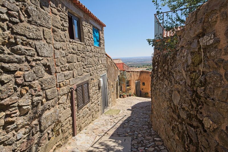 DC 22-0791-024.jpg :: Saga Douro River Cruise, Barca d'Alva, Castelo Rodrigo: Old stone houses and narrow street in the ancient town of Castelo Rodrigo. Photo taken 31/08/2022