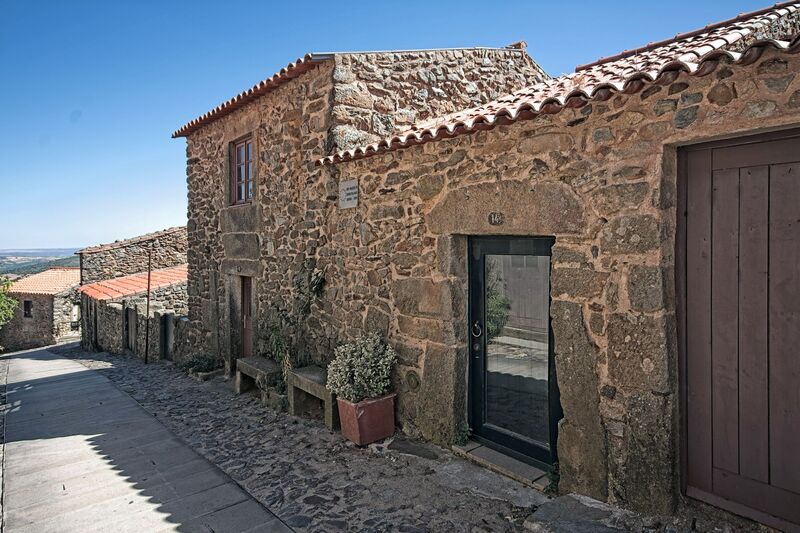 DC 22-0791-026.jpg :: Saga Douro River Cruise, Barca d'Alva, Castelo Rodrigo: Old stone houses and narrow street in the ancient town of Castelo Rodrigo. Photo taken 31/08/2022