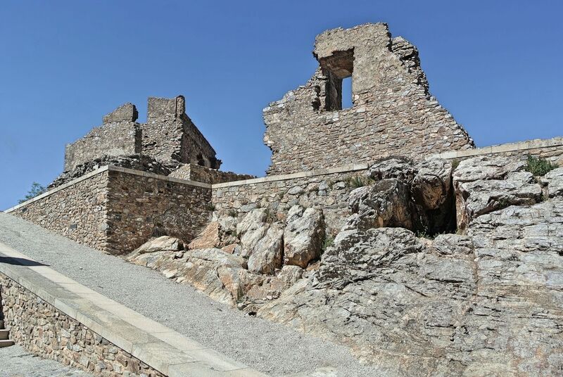DC 22-0791-031.jpg :: Saga Douro River Cruise, Barca d'Alva, Castelo Rodrigo: After King Dinis's reforms, the castle was surrounded by a barbican, requiring access to the fortress's interior via a wraparound route, capable of vertical fire. We can also observe the reconstruction of the original access to the citadel on a ramp built as part of the restoration work on this Historic Village. Photo taken 31/08/2022