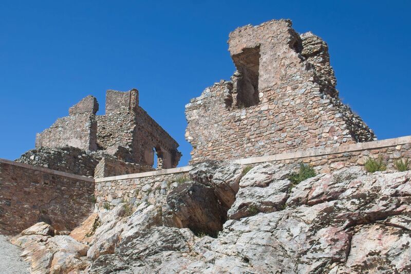DC 22-0791-032.jpg :: Saga Douro River Cruise, Barca d'Alva, Castelo Rodrigo: After King Dinis's reforms, the castle was surrounded by a barbican, requiring access to the fortress's interior via a wraparound route, capable of vertical fire. We can also observe the reconstruction of the original access to the citadel on a ramp built as part of the restoration work on this Historic Village. Photo taken 31/08/2022