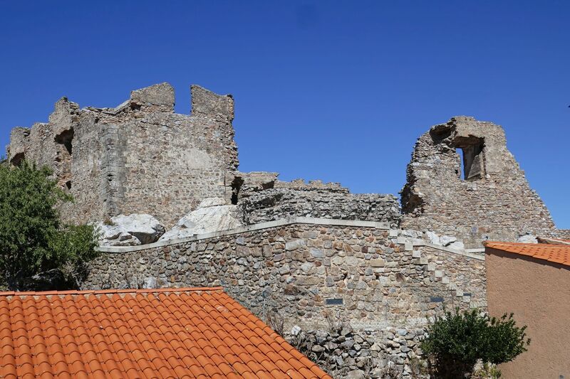 DC 22-0791-034.jpg :: Saga Douro River Cruise, Barca d'Alva, Castelo Rodrigo: After King Dinis's reforms, the castle was surrounded by a barbican, requiring access to the fortress's interior via a wraparound route, capable of vertical fire. We can also observe the reconstruction of the original access to the citadel on a ramp built as part of the restoration work on this Historic Village. Photo taken 31/08/2022