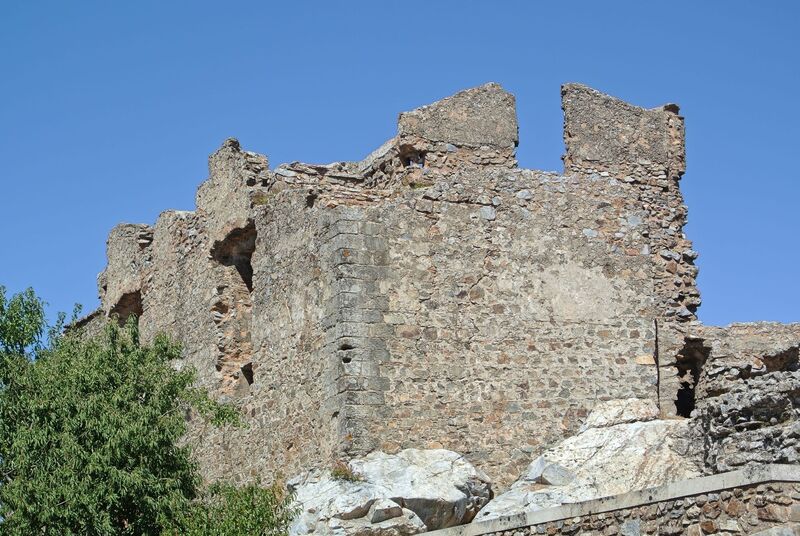 DC 22-0791-035.jpg :: Saga Douro River Cruise, Barca d'Alva, Castelo Rodrigo: After King Dinis's reforms, the castle was surrounded by a barbican, requiring access to the fortress's interior via a wraparound route, capable of vertical fire. We can also observe the reconstruction of the original access to the citadel on a ramp built as part of the restoration work on this Historic Village. Photo taken 31/08/2022