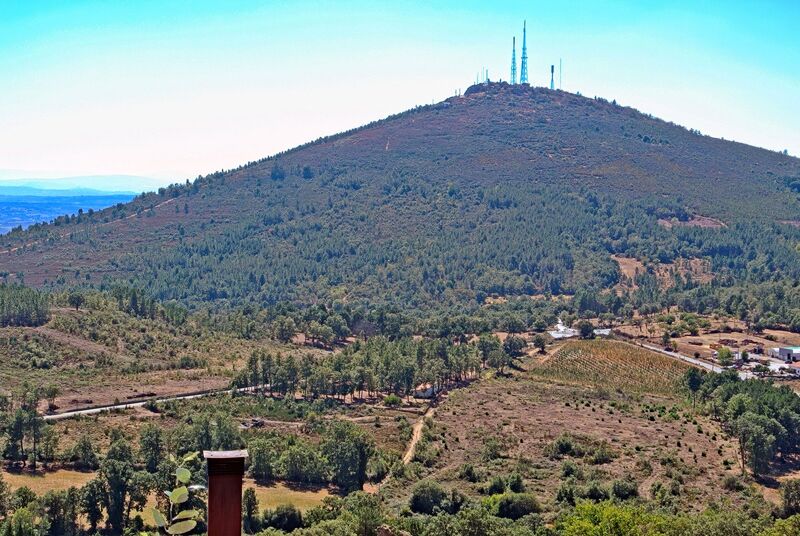 DC 22-0791-041.jpg :: Saga Douro River Cruise, Barca d'Alva, Castelo Rodrigo: Plateau around the outside walls of Castelo Rodrigo. Photo taken 31/08/2022