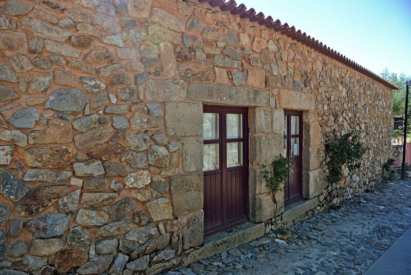 DC 22-0791-043.jpg :: Saga Douro River Cruise, Barca d'Alva, Castelo Rodrigo: Old stone houses and narrow street in the ancient town of Castelo Rodrigo. Photo taken 31/08/2022